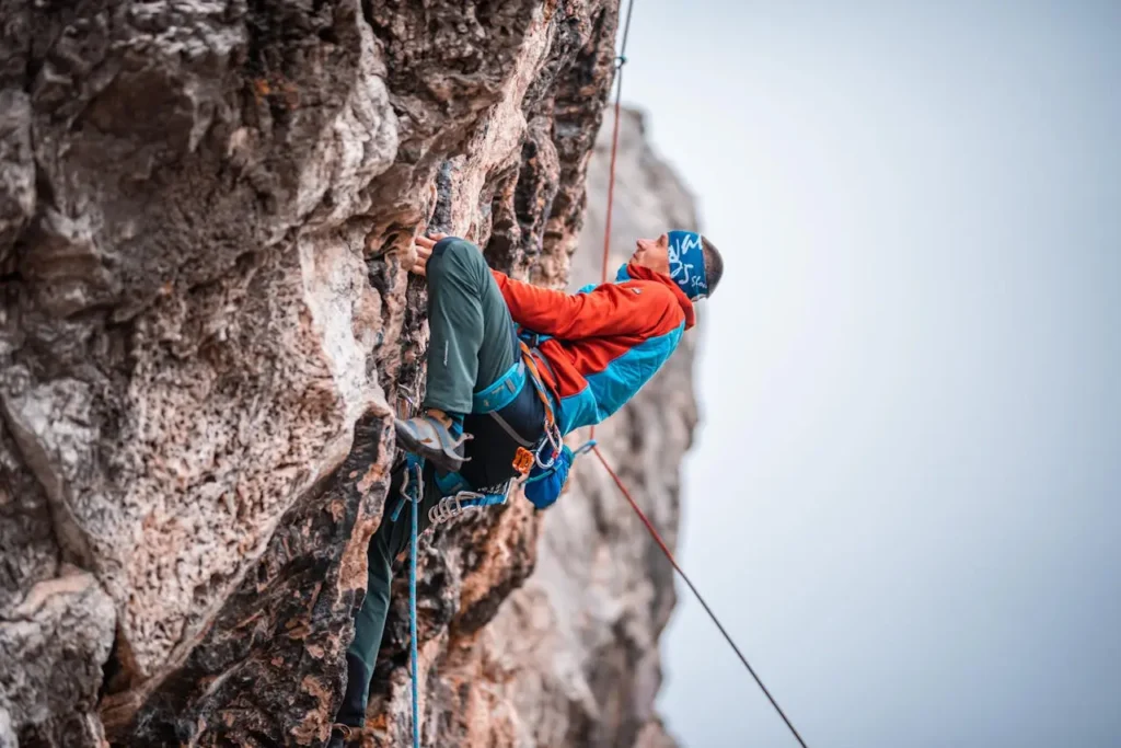 Man Climbing with the best chalk bag