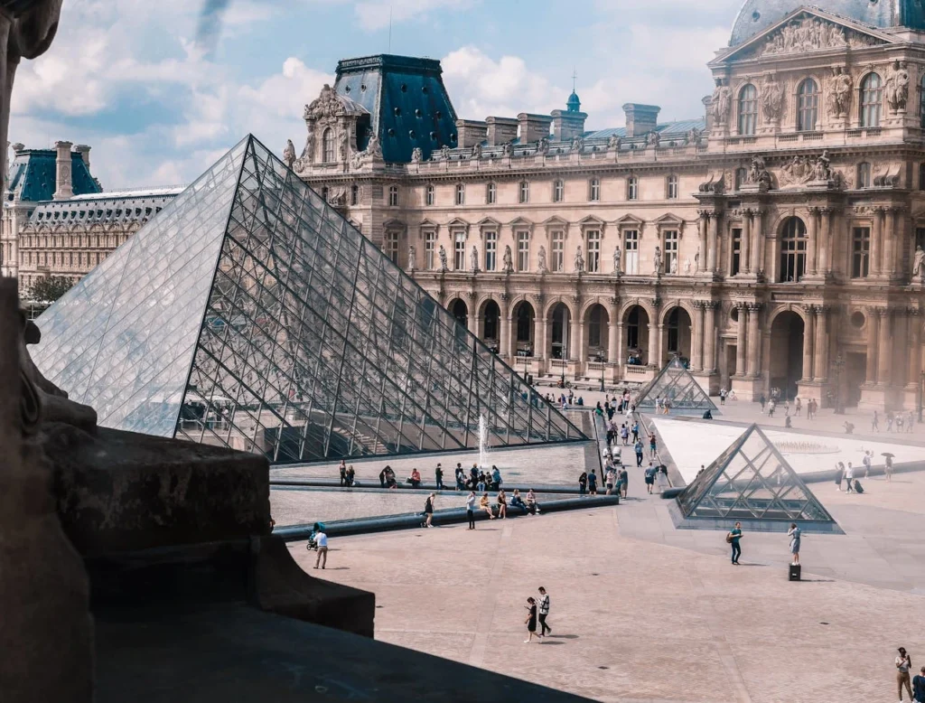  Louvre museum